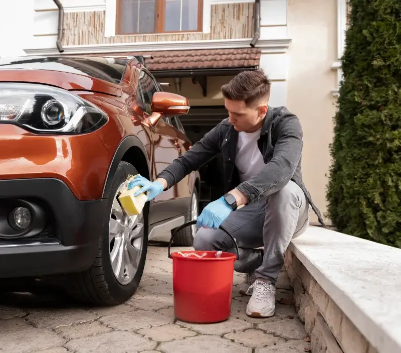 Lavage auto à domicile Le Pontet : professionnel intervenant sur un véhicule